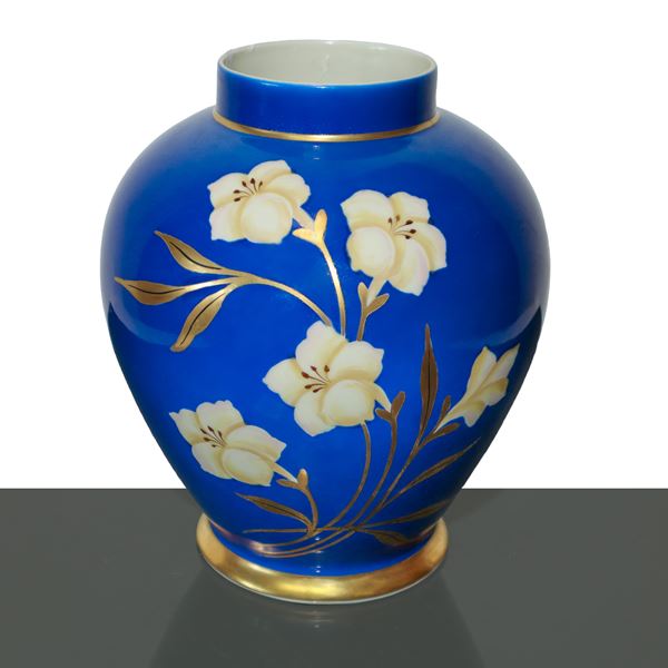 Bavaria Johann seltmann vohenstrau&#223; - Porcelain vase with floral decorations on a blue background