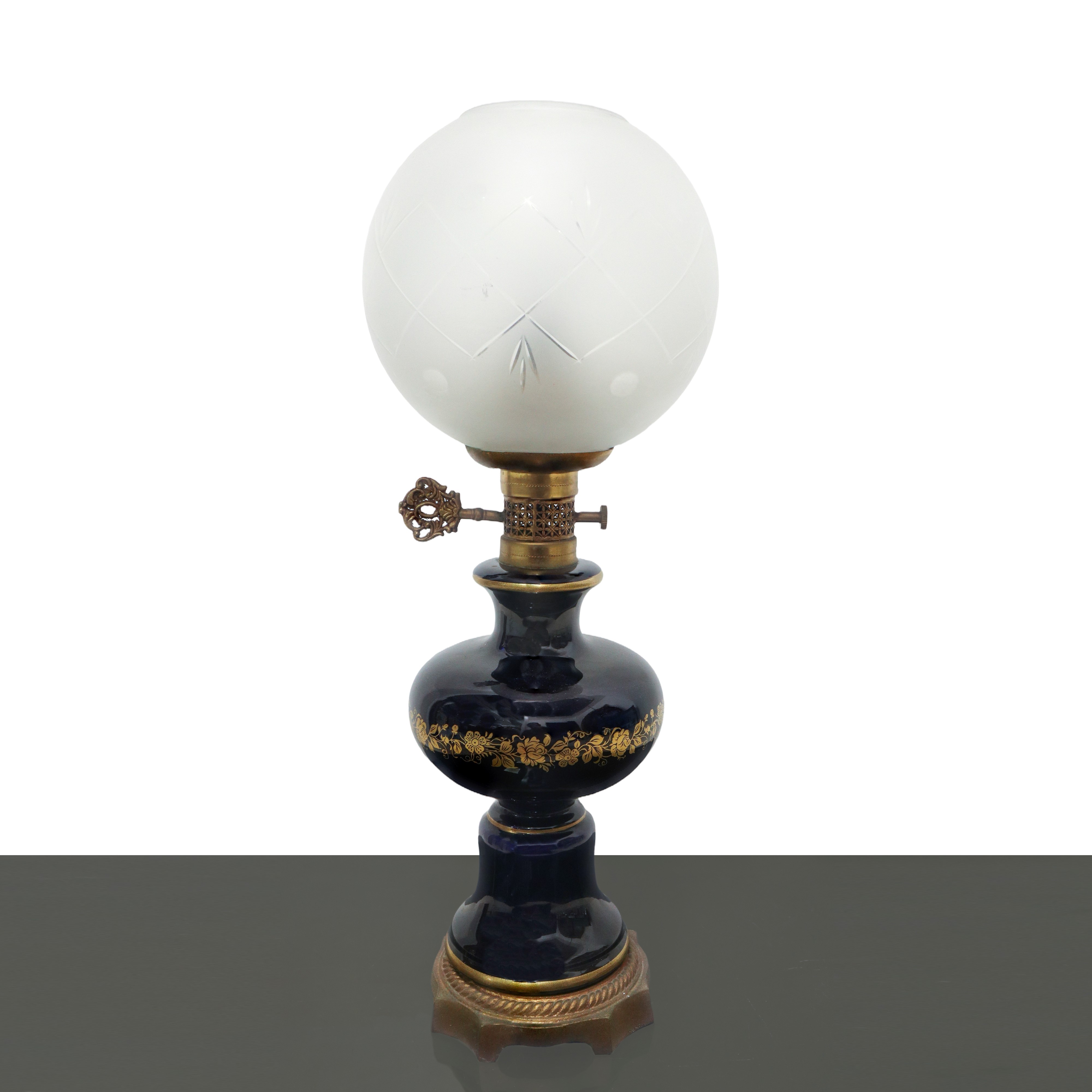 Lume in porcellana blu con raffigurazioni dorate