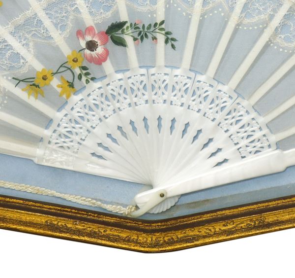 Fan with white bakelite ribs and white lace painted with flowers