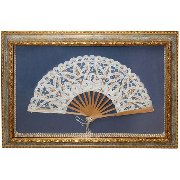 Fan with wooden slats and white Sangallo lace in a rectangular fan