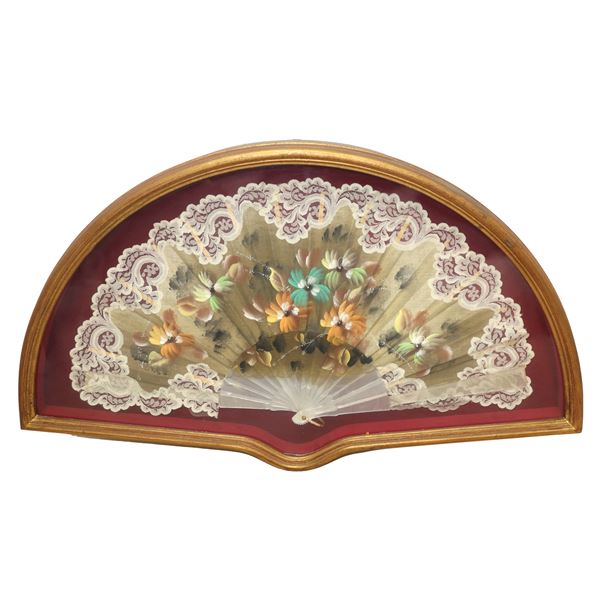 Fan with slats in imitation mother-of-pearl with hand-painted white lace with floral motifs