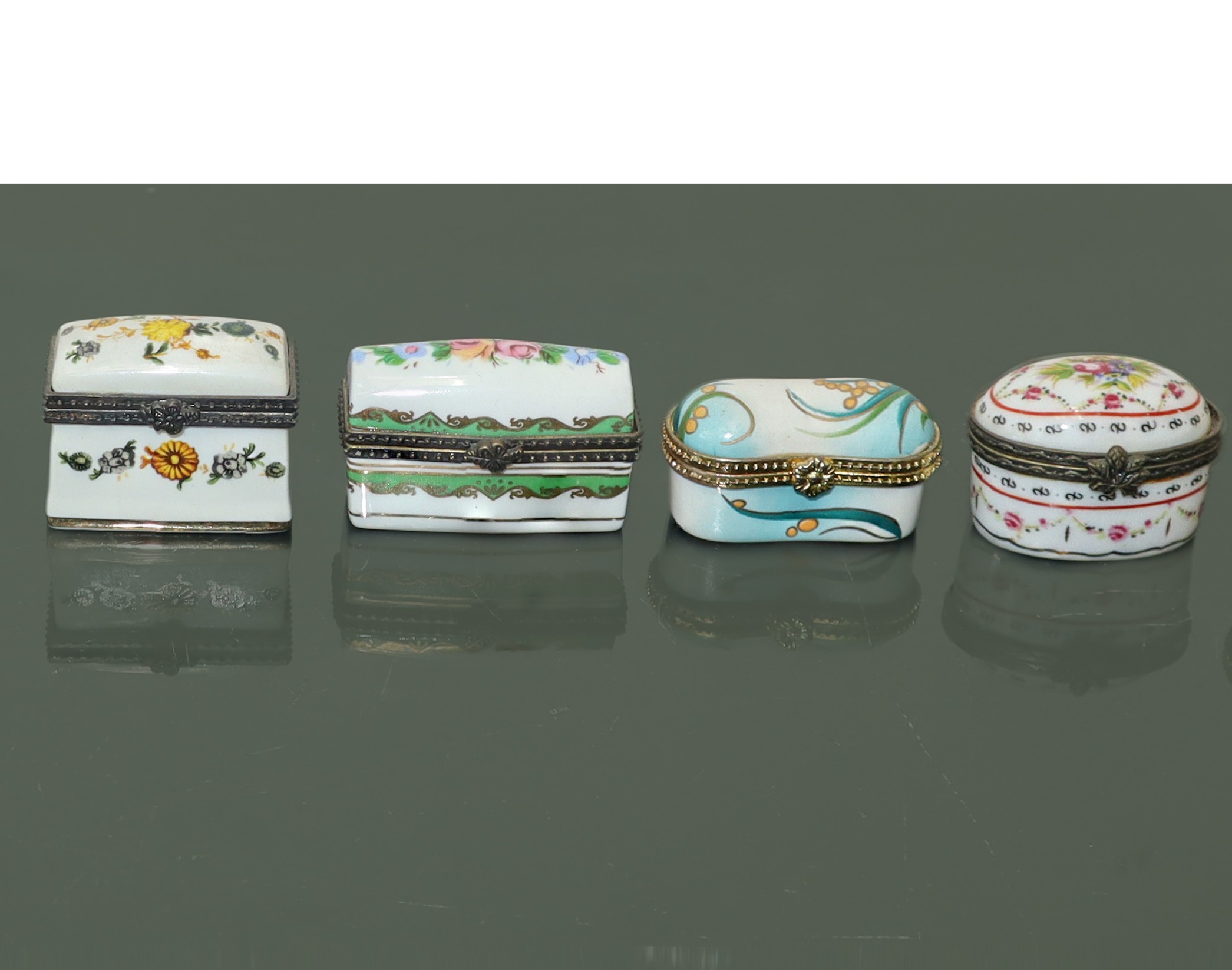 11 portapillole in porcellana