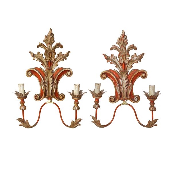Coppia di appliques a due luci in legno laccato e dorato a foglia con motivi floreali