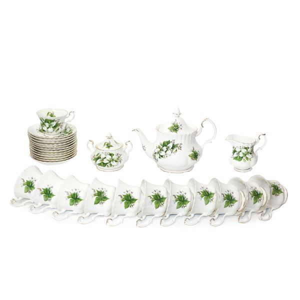 Royal Albert Bone China - PORCELAIN TEA SERVICE Consisting of 12 cups with saucer, milk jug and sugar bowl. Decorate with flowers