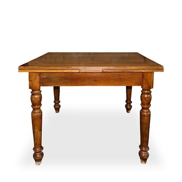 Extendable table in walnut wood