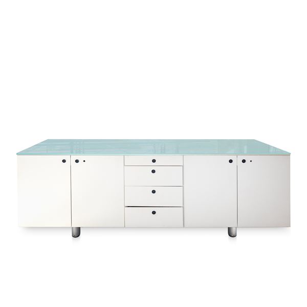 Alto Design Fantoni - Low white lacquered sideboard with four central drawers, side doors and glass top