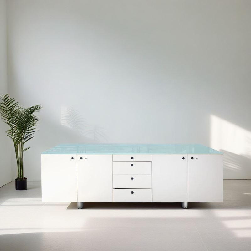 Credenza bassa laccata bianca con quattro cassetti centrali, sportelli laterali e piano in vetro