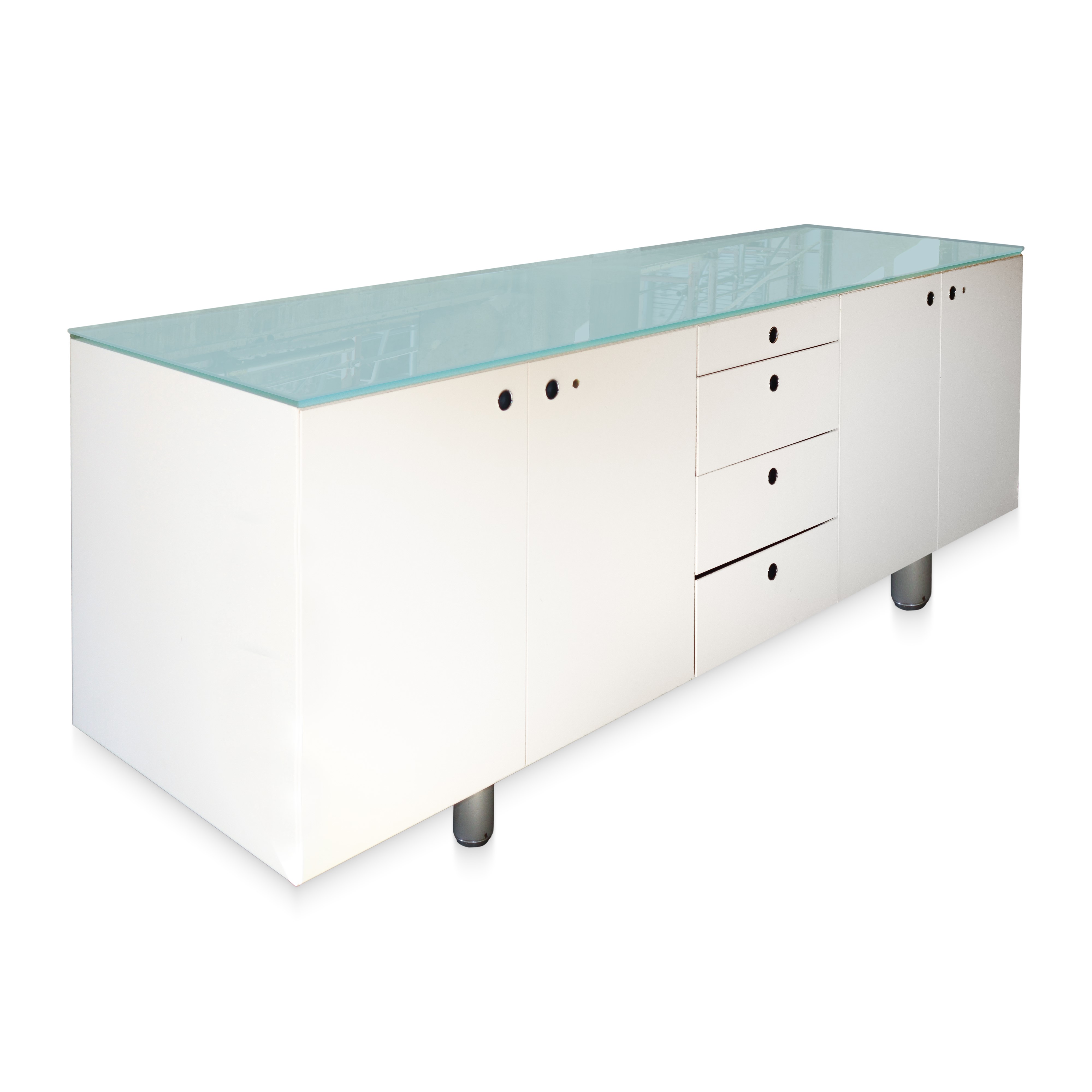 Credenza bassa laccata bianca con quattro cassetti centrali, sportelli laterali e piano in vetro