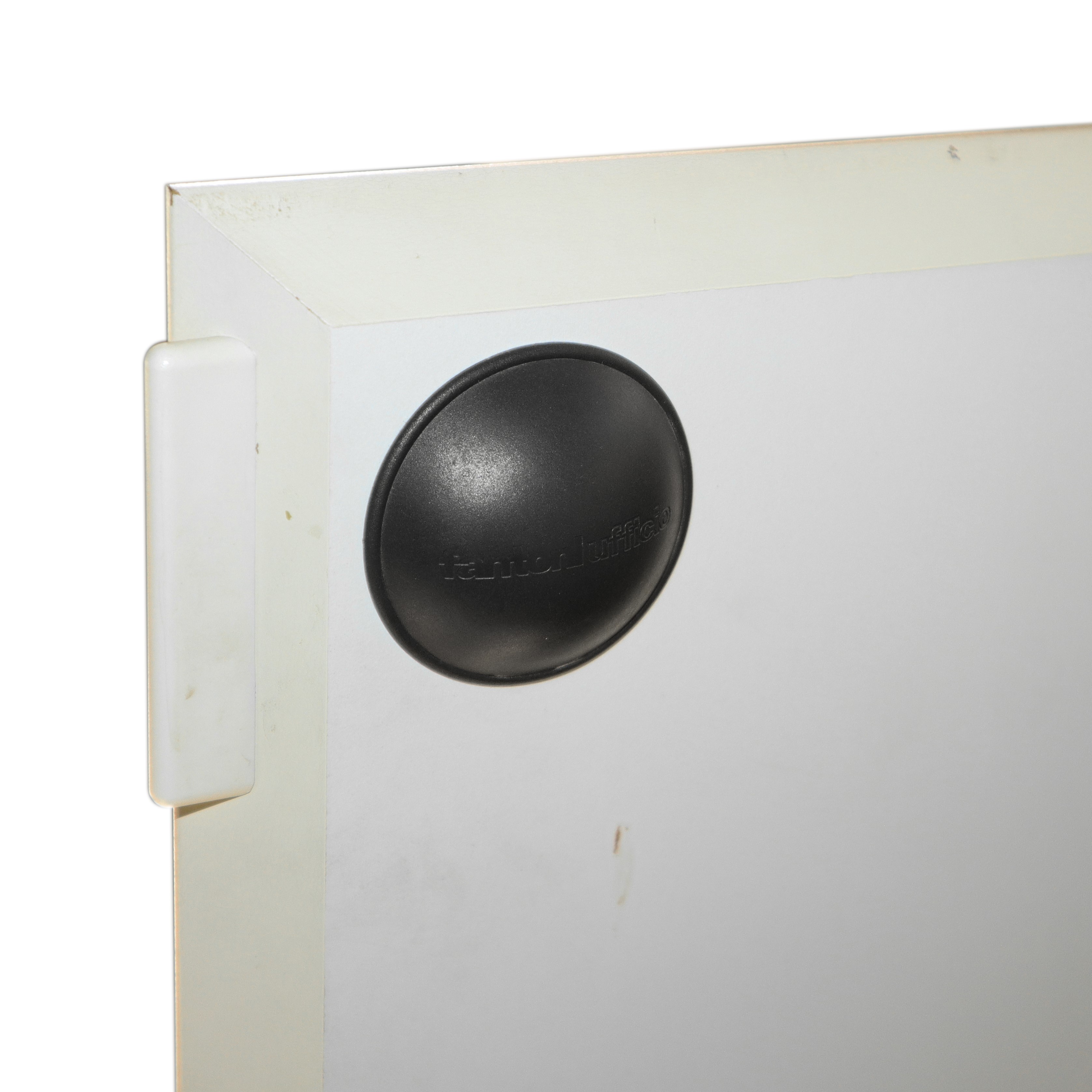 Credenza bassa laccata bianca con quattro cassetti centrali, sportelli laterali e piano in vetro