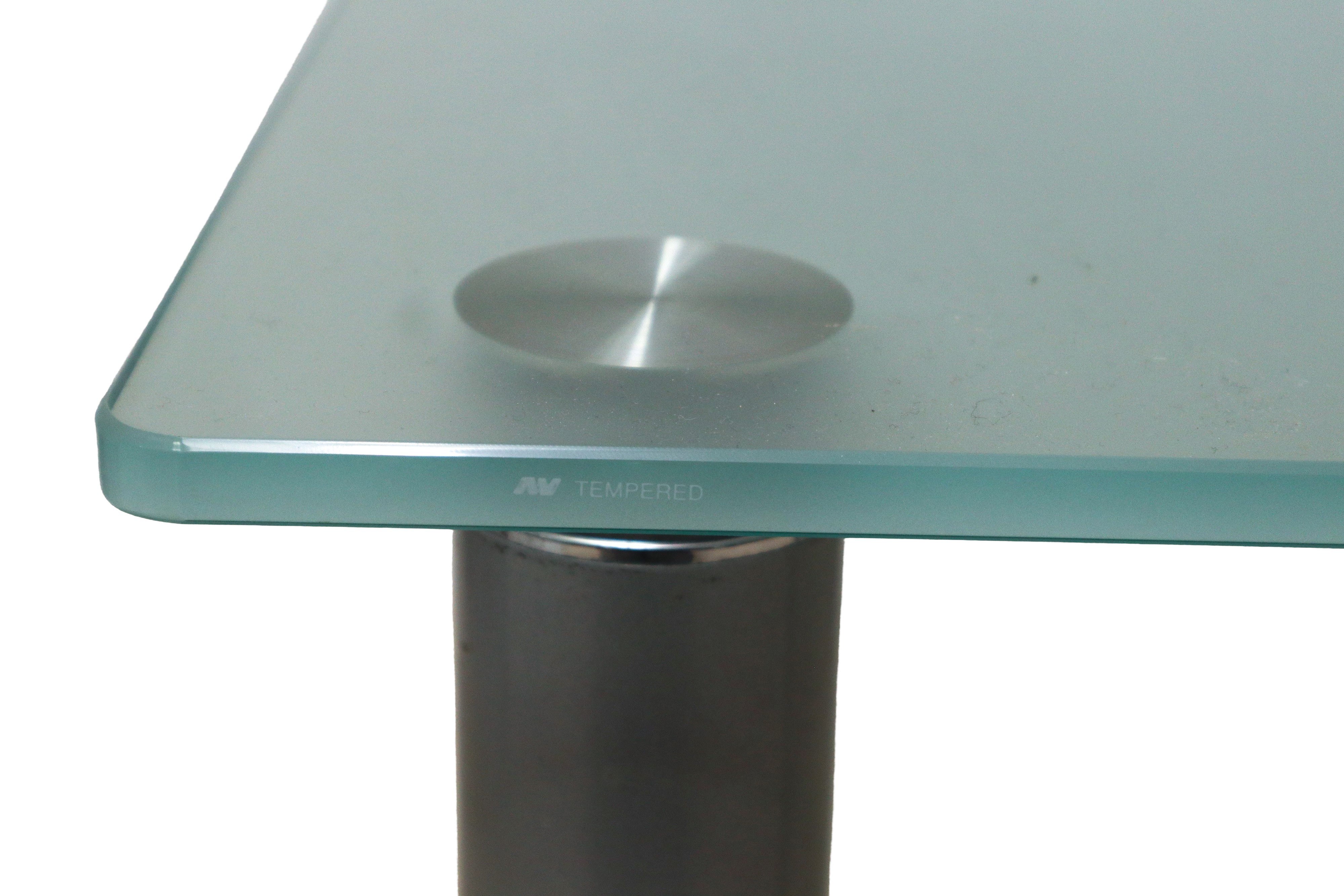 Tavolo basso prod. italiana con piano vetro satinato e con piedi in acciaio grigio