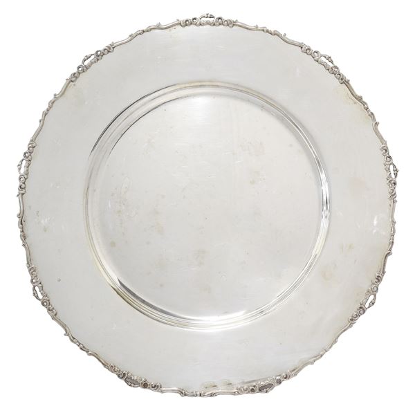Round plate with embossed edge