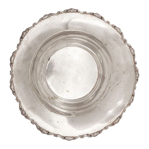 Sweet holder with embossed edge