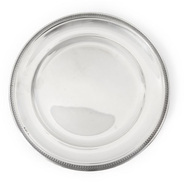 Round tray with engraved and lanceolate edge