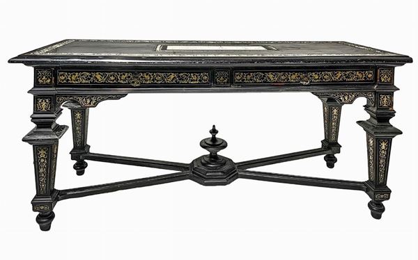Ferdinando Pogliani - Console, Ferdinando Pogliani Milano(Milano, 1832 -1899, Milano). Console a due cassetti e piani segreti sopra i cassetti da usare come scrittoio. In legno nero ebanizzato e intarsi a grottesche e ghirlande in avorio ai piedi troncopiramidali e sulle fasce laterali e anteriori del piano. Piano incorniciato con intarsi perimetrali e al centro grande riquadro con putti e amorini. H cm 90. Cm 201x74.