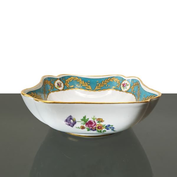 Limoges - Porcelain bowl with floral decorations and golden decorations