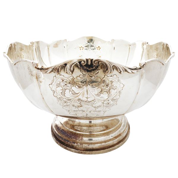 Bowl centerpiece in engraved silver