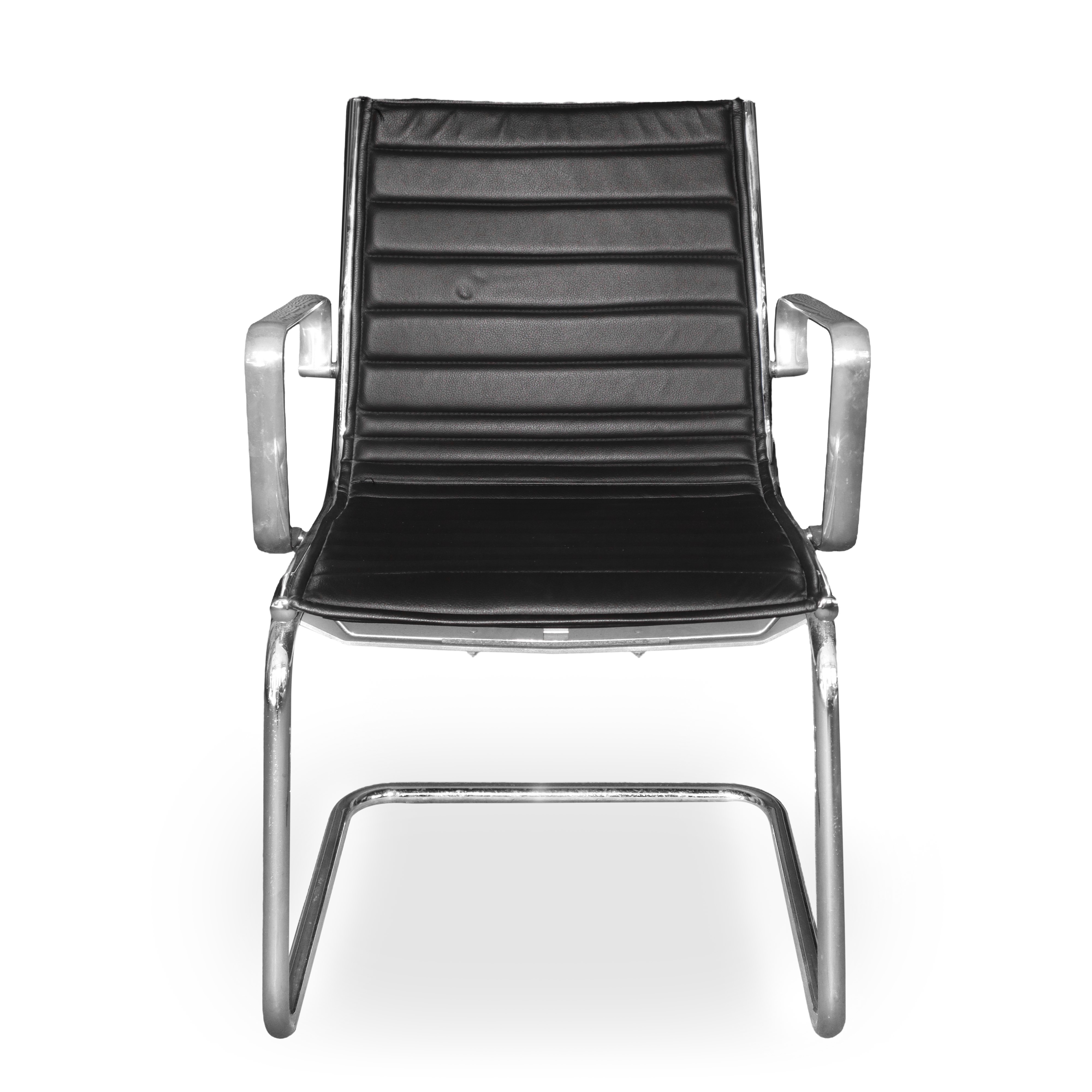 Quattro sedie VINTAGE PROD. ITALIA IN PELLE NERA CON BASE TUBOLARE CROMATA e braccioli cromati pi...