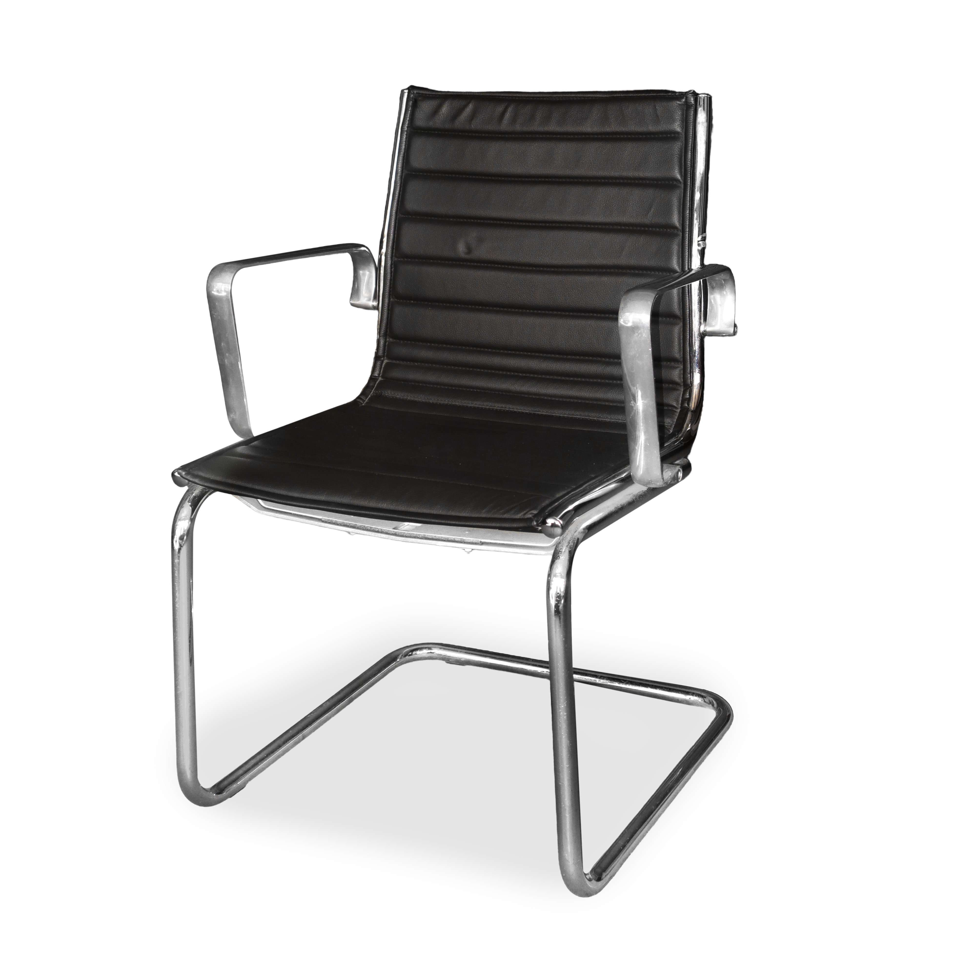 Quattro sedie VINTAGE PROD. ITALIA IN PELLE NERA CON BASE TUBOLARE CROMATA e braccioli cromati pi...