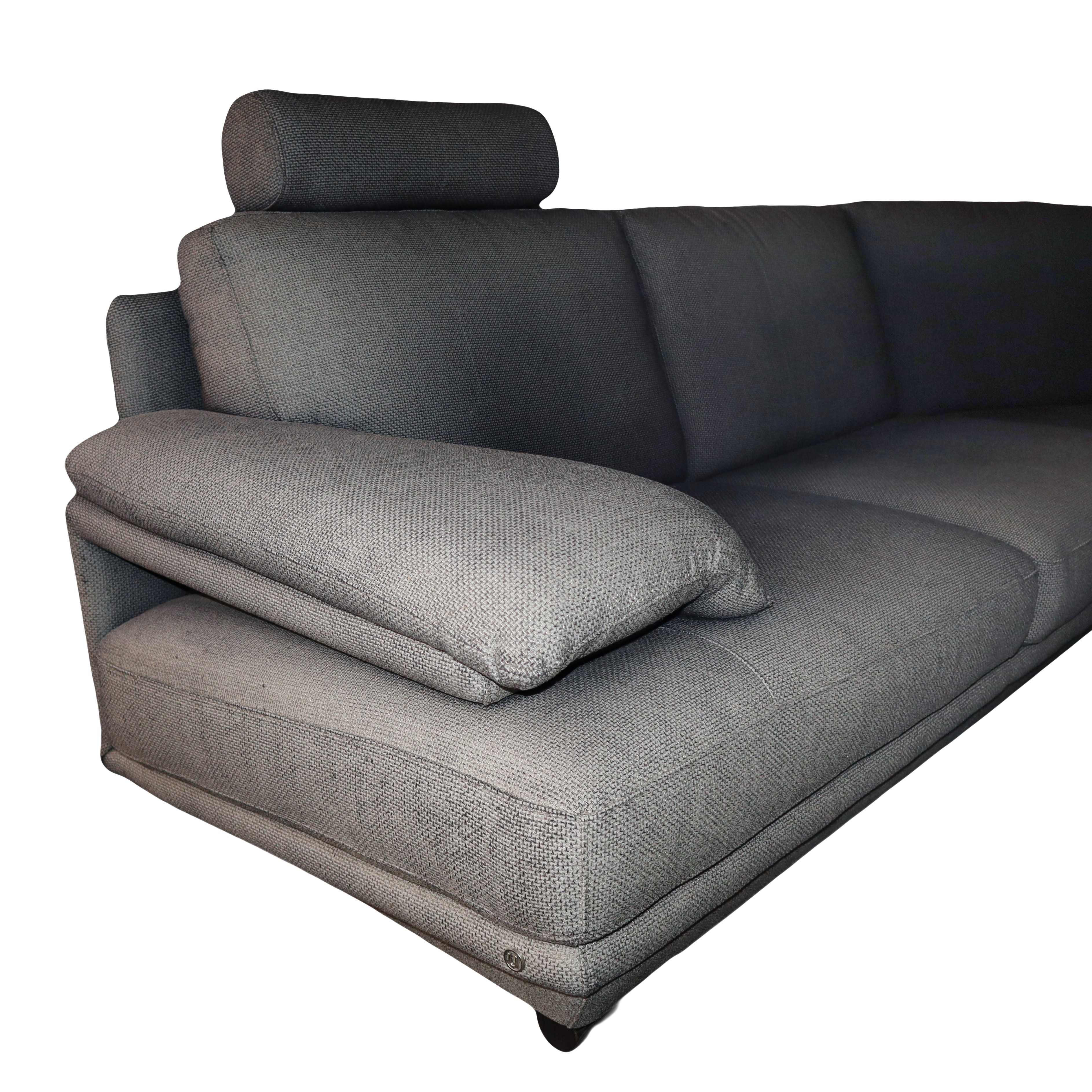 Divano angolare componibile tapezzato in stoffa color ardesia