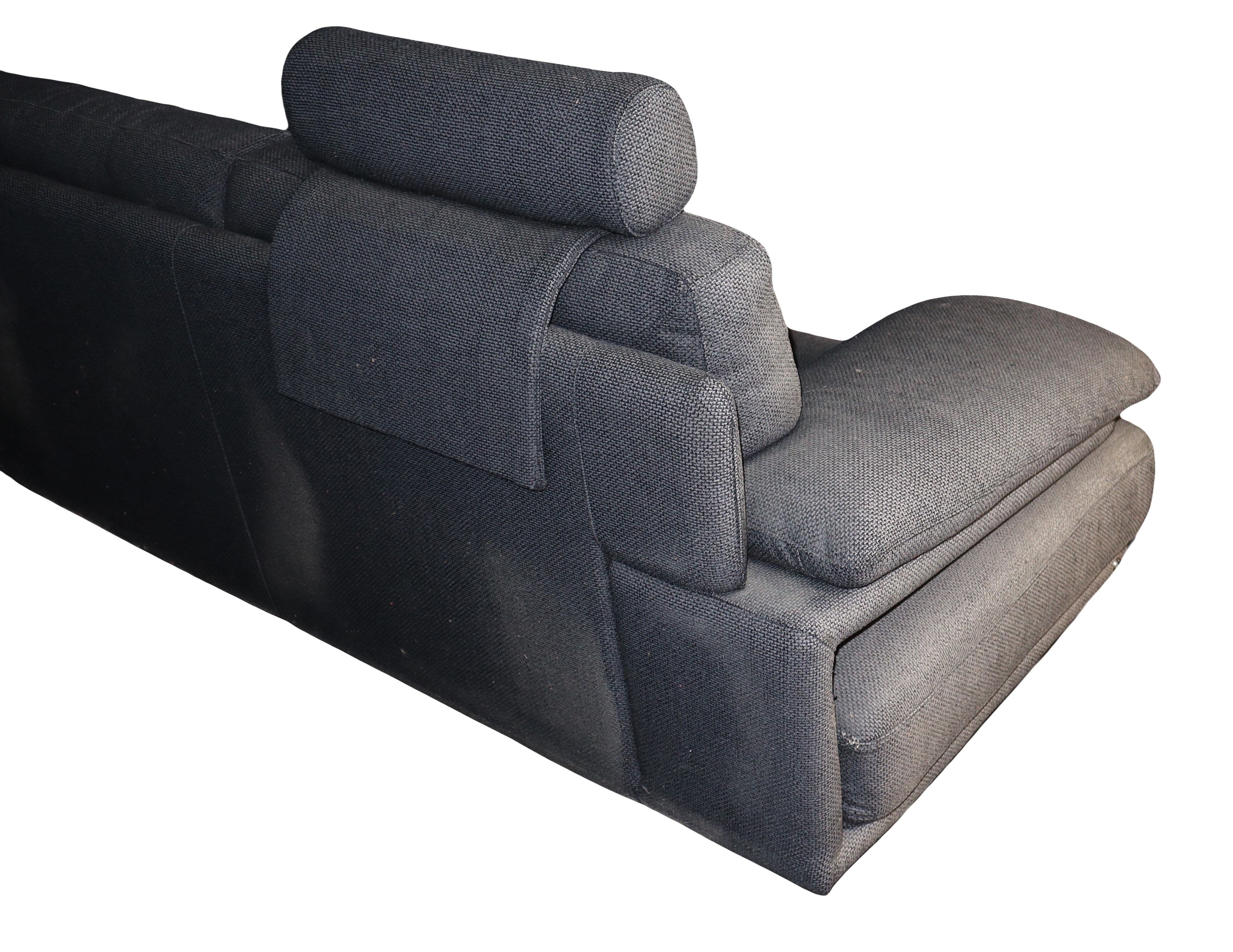 Divano angolare componibile tapezzato in stoffa color ardesia