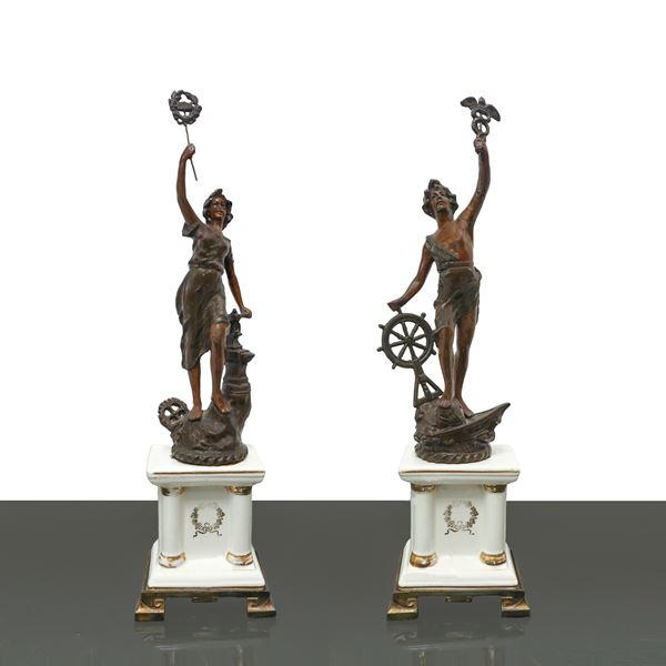 Coppia di figure scultoree su base di porcellana bianca