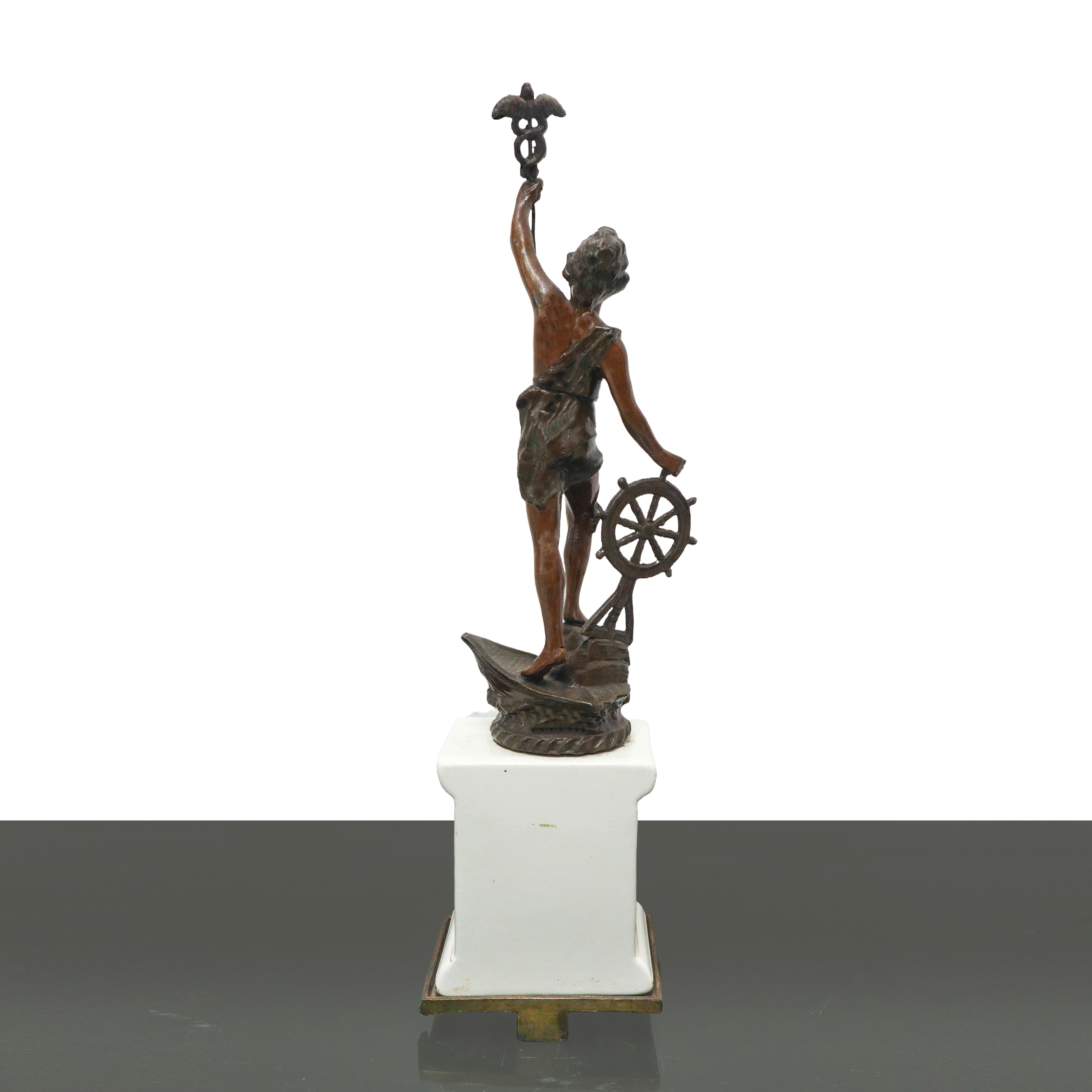 Coppia di figure scultoree su base di porcellana bianca