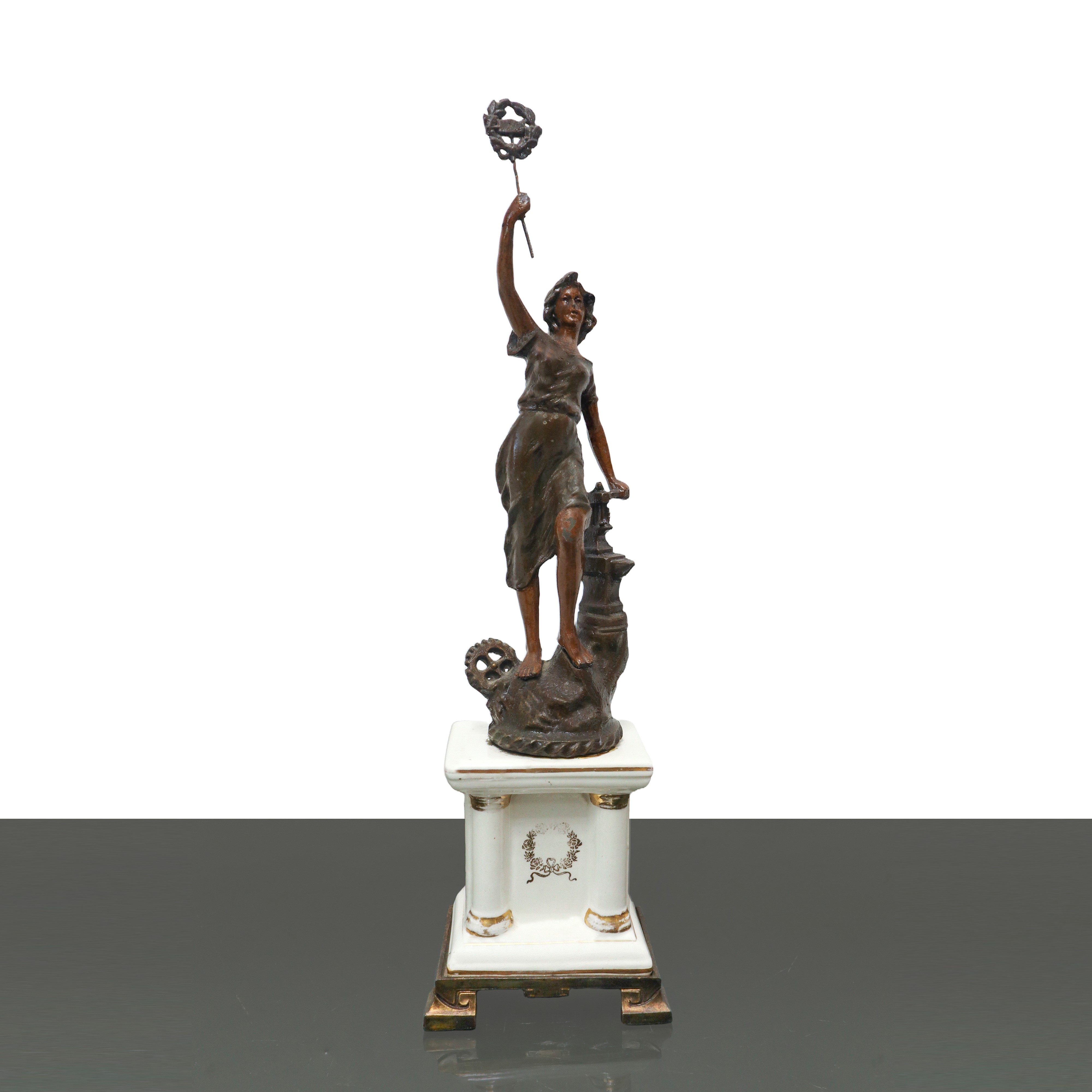 Coppia di figure scultoree su base di porcellana bianca