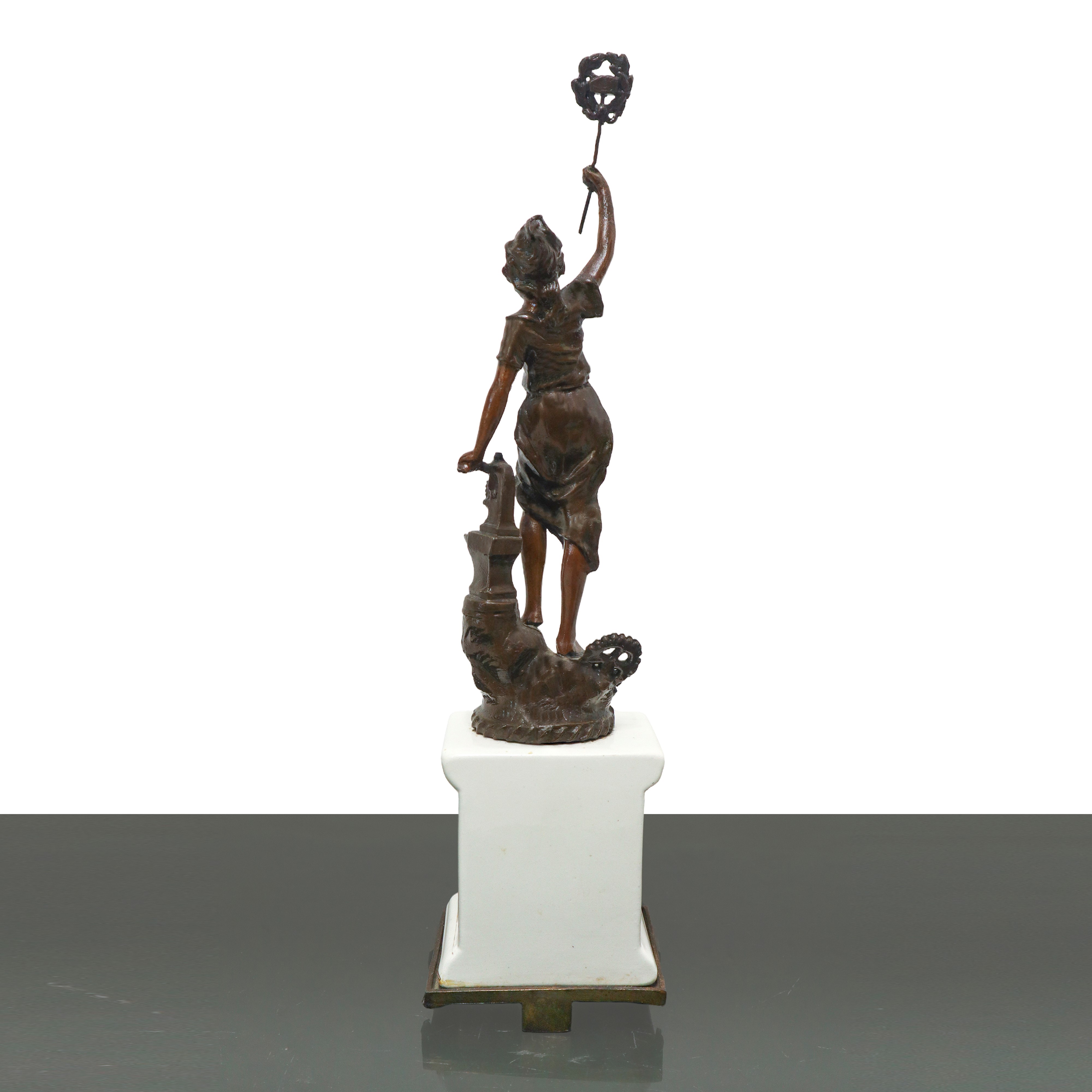 Coppia di figure scultoree su base di porcellana bianca