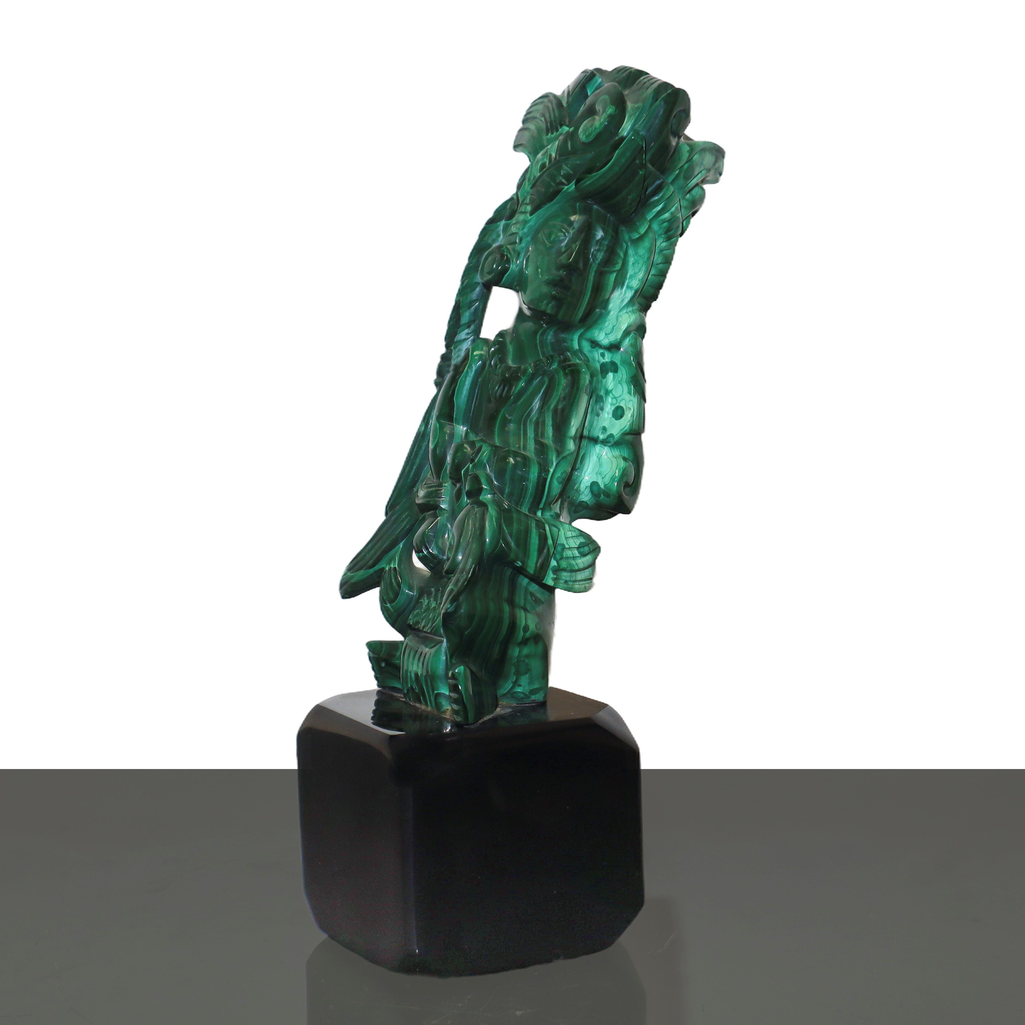 Figura in malachite su base nera
