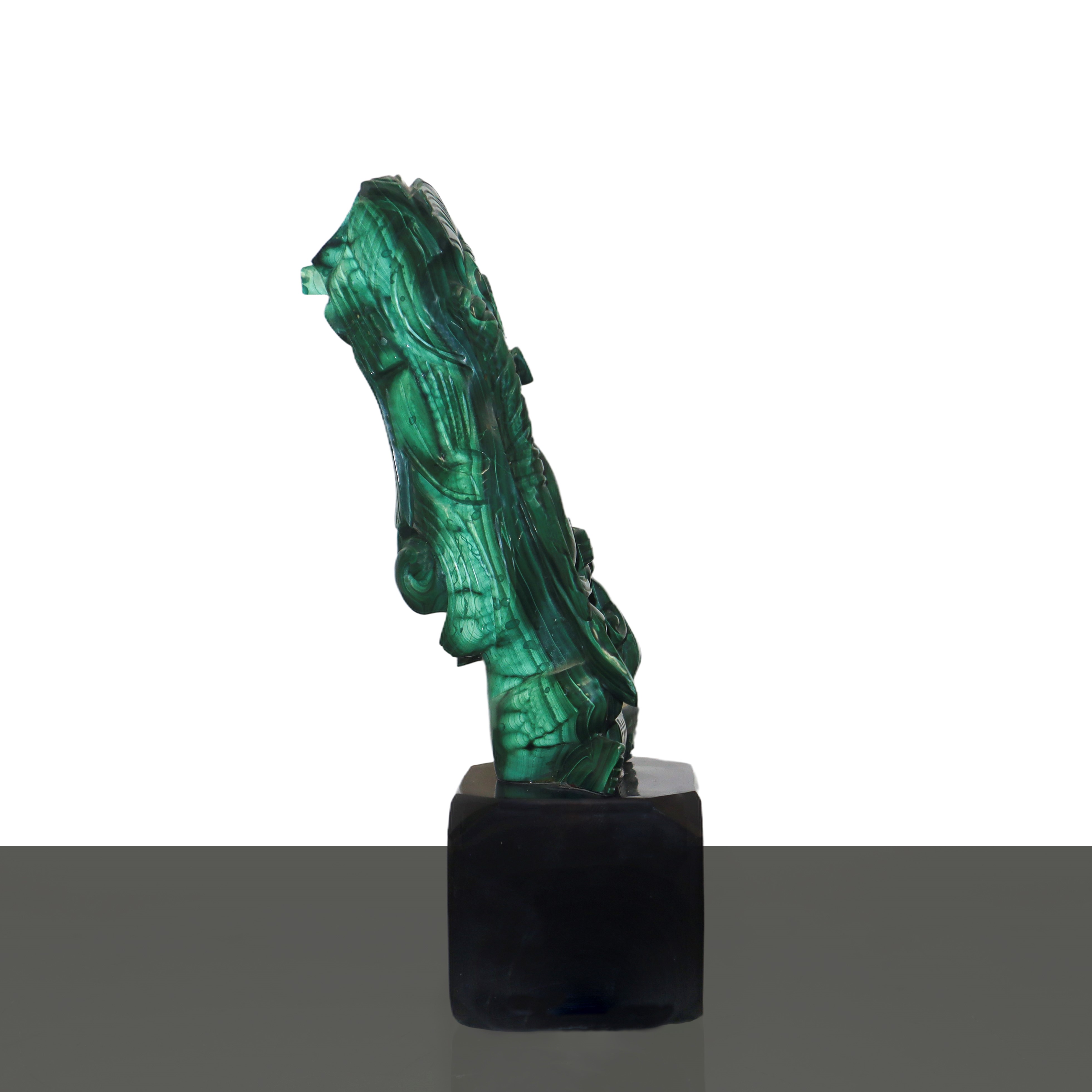 Figura in malachite su base nera