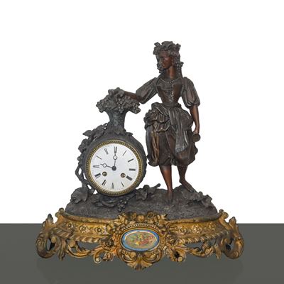 Orologio da tavolo a pendolo, base in metallo dorato con porcellana applicata, fine XIX secolo