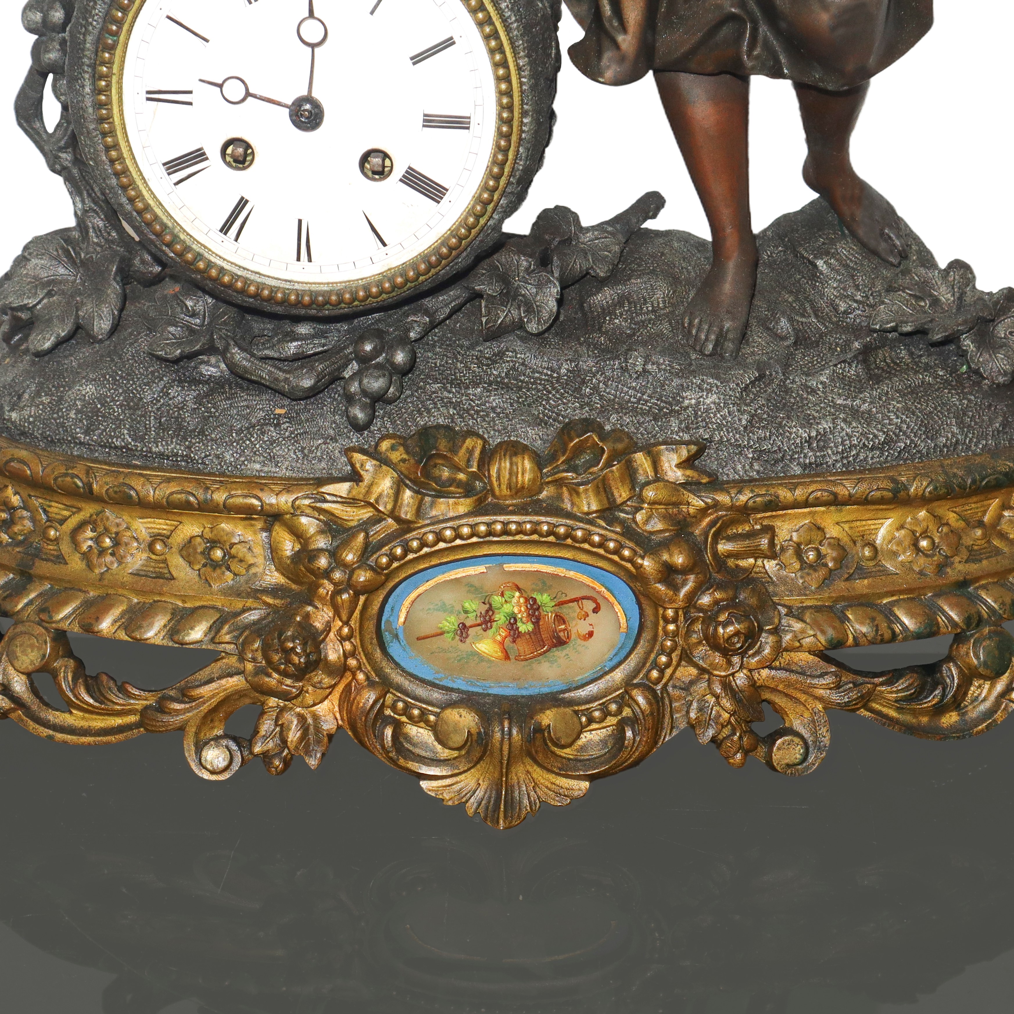 Orologio da tavolo a pendolo, base in metallo dorato con porcellana applicata, fine XIX secolo