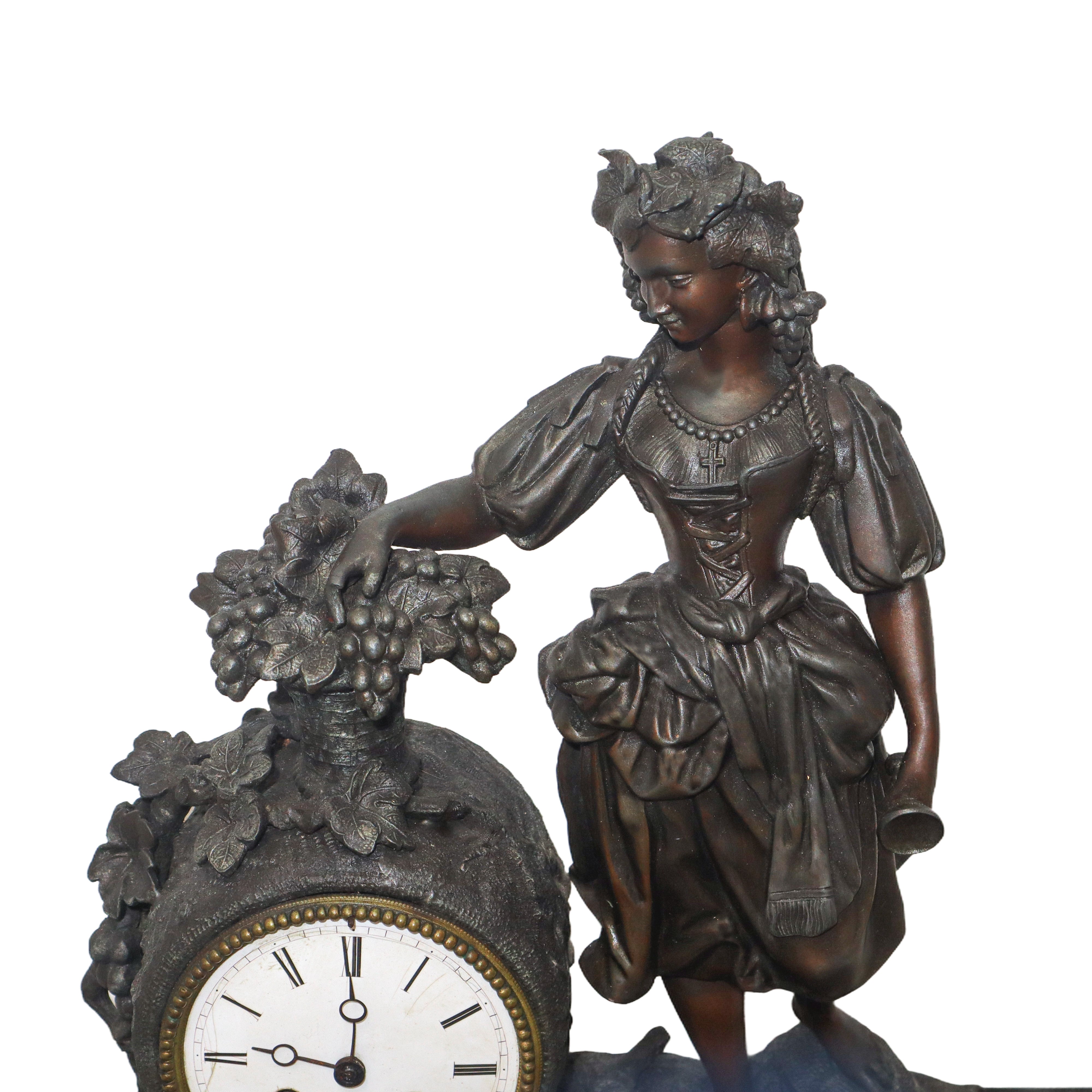 Orologio da tavolo a pendolo, base in metallo dorato con porcellana applicata, fine XIX secolo