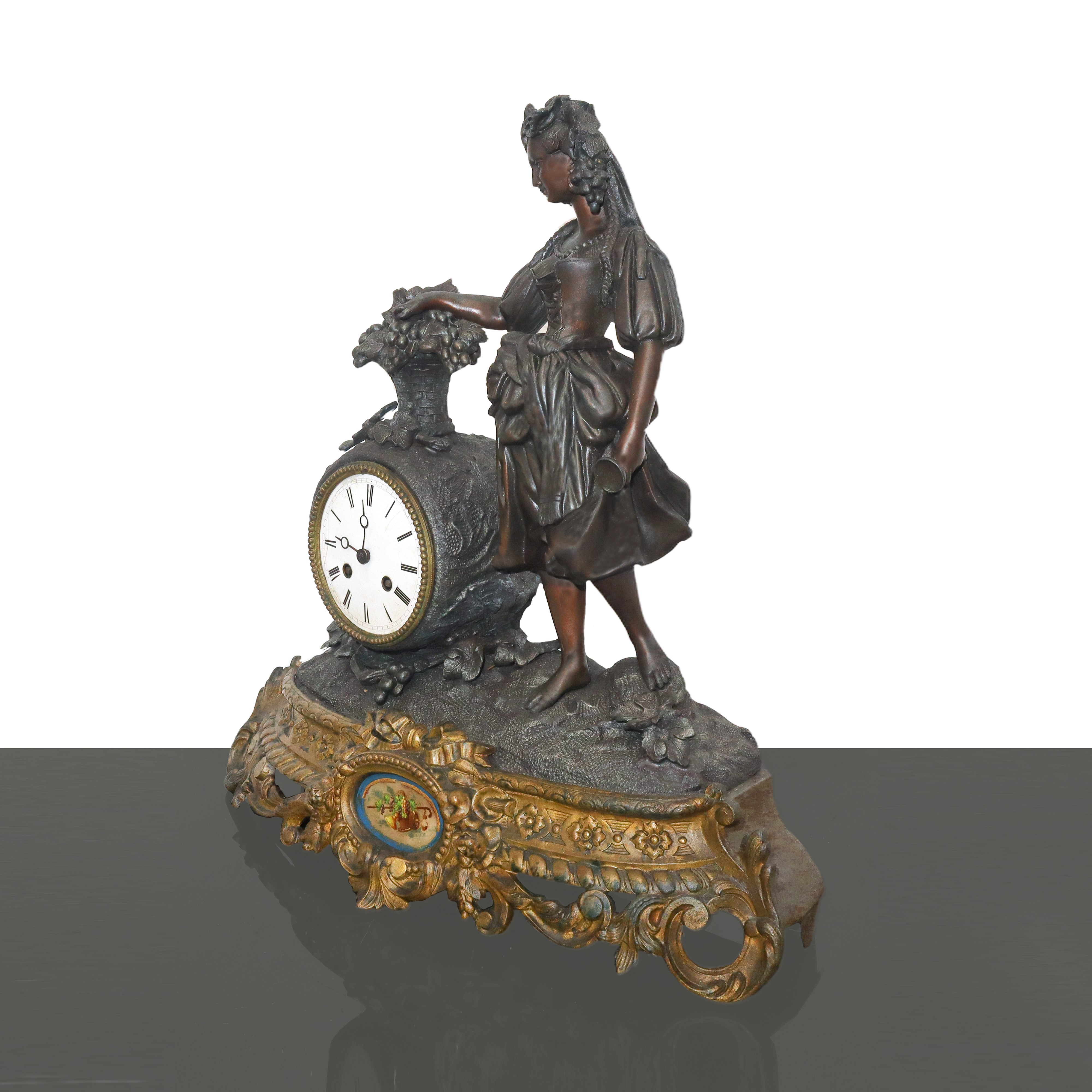Orologio da tavolo a pendolo, base in metallo dorato con porcellana applicata, fine XIX secolo