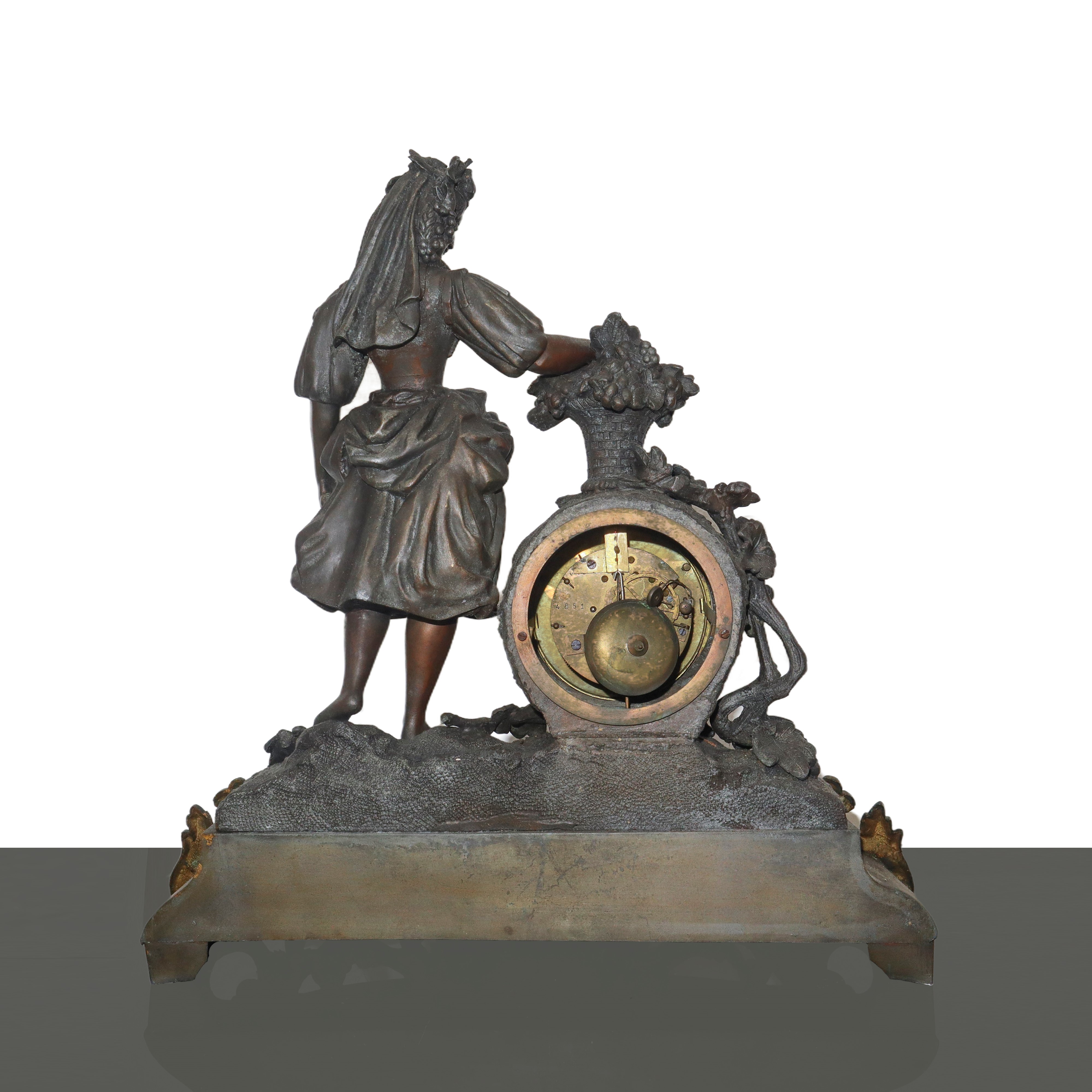 Orologio da tavolo a pendolo, base in metallo dorato con porcellana applicata, fine XIX secolo