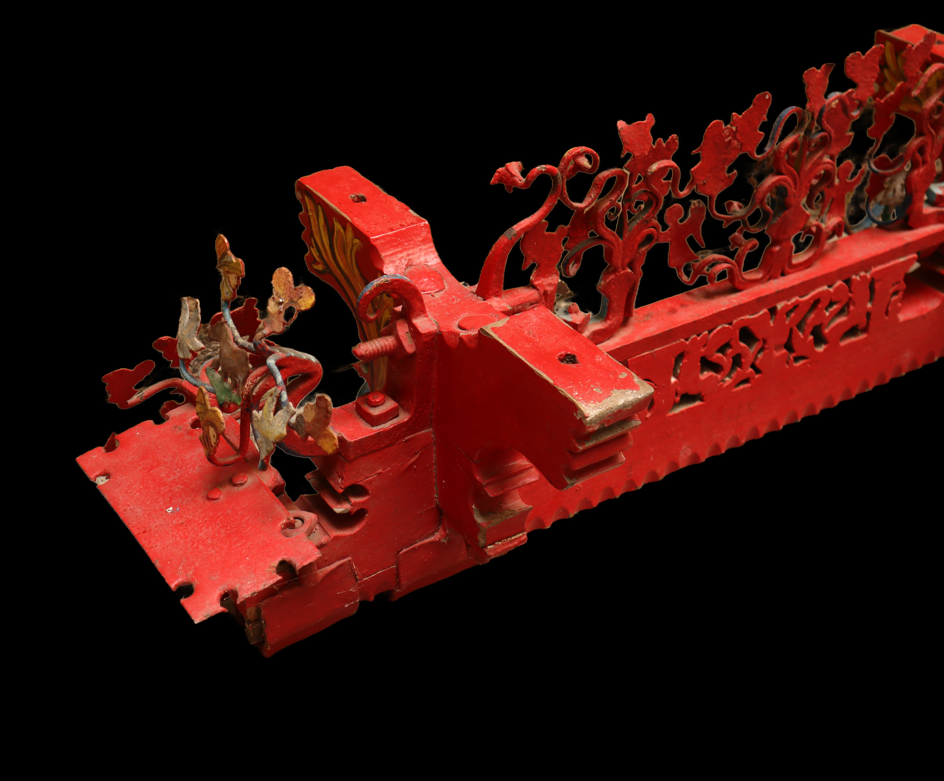 Frammento di carretto (cascia di fuso) in legno e metallo