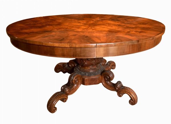 Tavolo allungabile piede centrale in legno di palissandro, quattro cassetti alla base del piano con cinque sedie. H cm 78. Diametro cm 152.