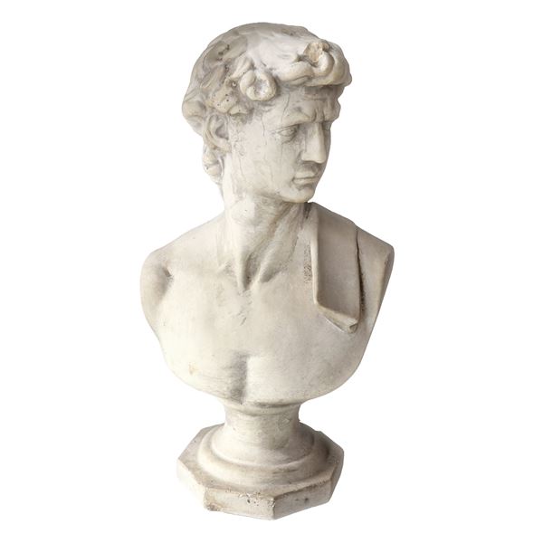 Mezzobusto di auriga romano in malta cementizia