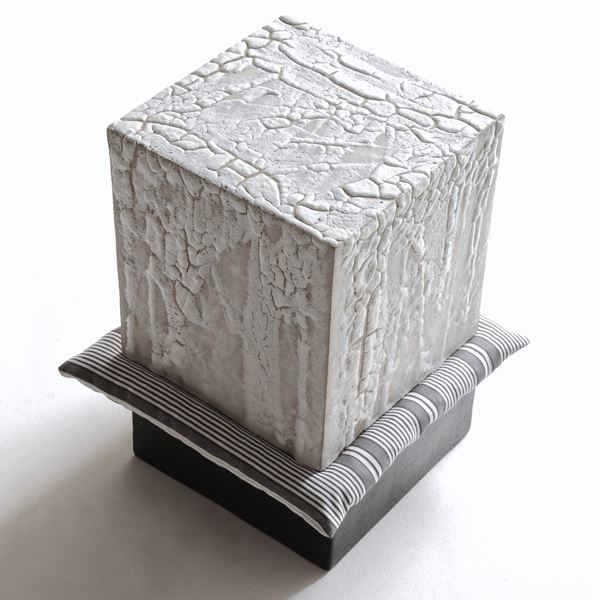 Elisa Confortini : Con-pressione  (2016)  - Gres smaltato, cuscino - Asta Asta Collezione Ceramiche Postmoderne PrimeDiCopertina - Casa d'aste La Rosa