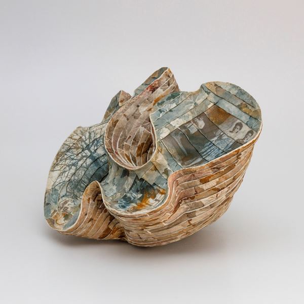 Sara Dario : Quel che affidiamo al vento  (2021)  - Porcellana - Asta Asta Collezione Ceramiche Postmoderne PrimeDiCopertina - Casa d'aste La Rosa