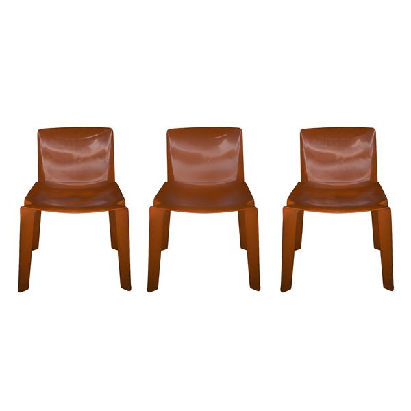 Tre sedie impilabili in policarbonato stabilizzato colorate rosse, prod. Italia
