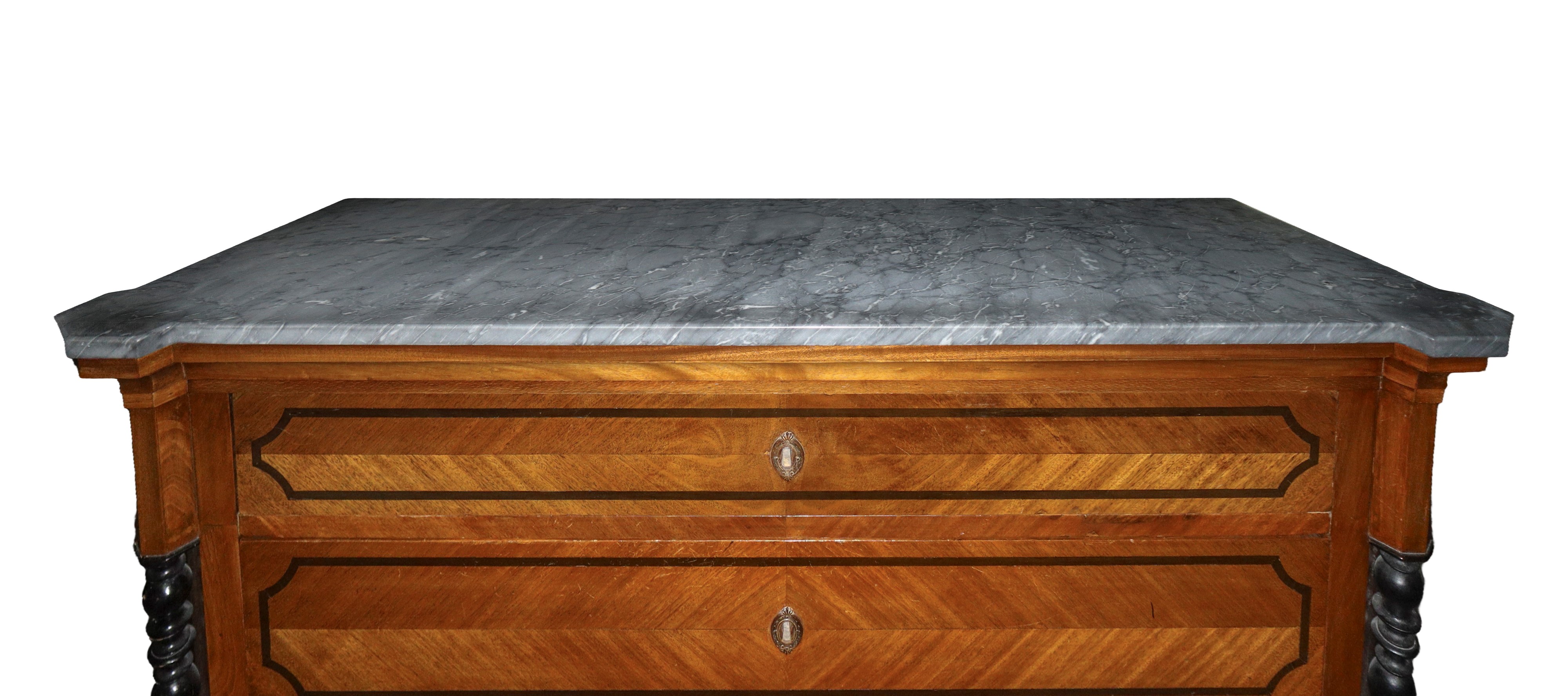 Cassettone in legno di mogano, XIX secolo, con piano in marmo grigio bardiglio