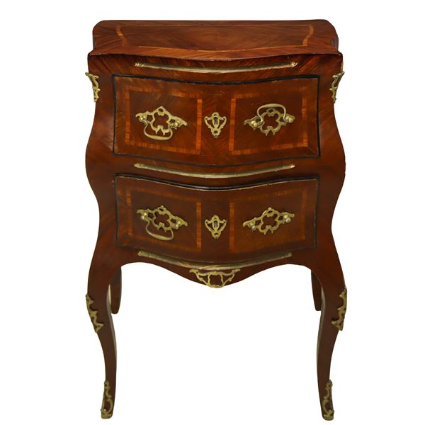 Comodino a due cassetti Luigi XV in legno di palissandro con maniglieria in bronzo e bronzi applicatI alle gambe
