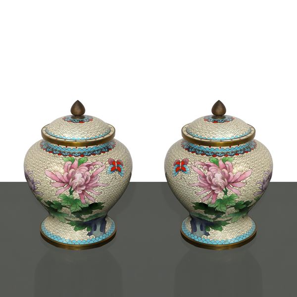 Coppia di poutiche cinesi cloisonne con raffigurazioni floreali
