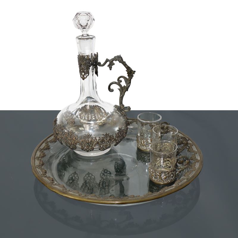 Piatto decorativo con bottiglie e bicchierini in vetro, decorazione in ottone