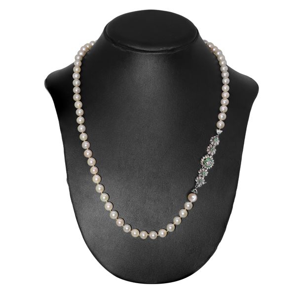 Cultured pearl necklace with white gold susta and five flowers with emerald flakes