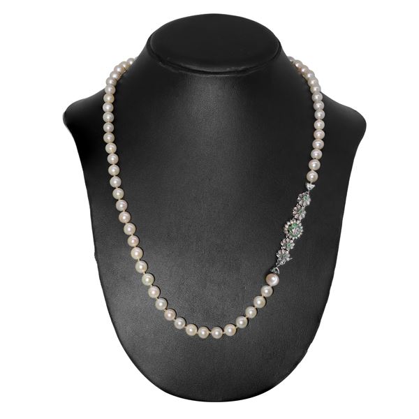 Collana di perle coltivate con susta in oro bianco e cinque fiori con scagliette di smeraldi