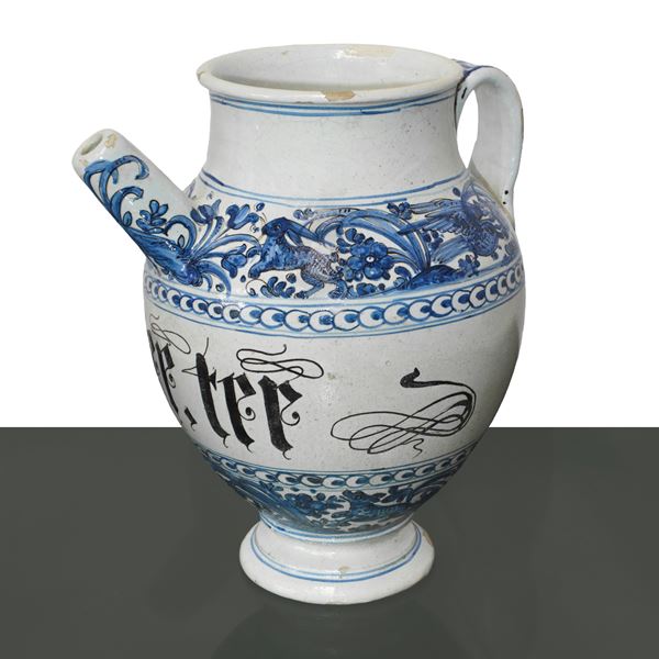 Versatoio in maiolica in turchese con animali tra viticci e fiori. 