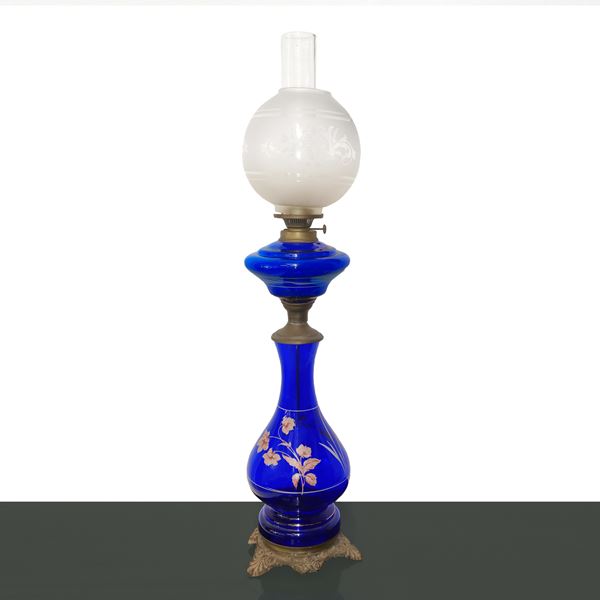 Oil lamp in blue glass painted with flowers with engraved ball-shaped glass diffuser