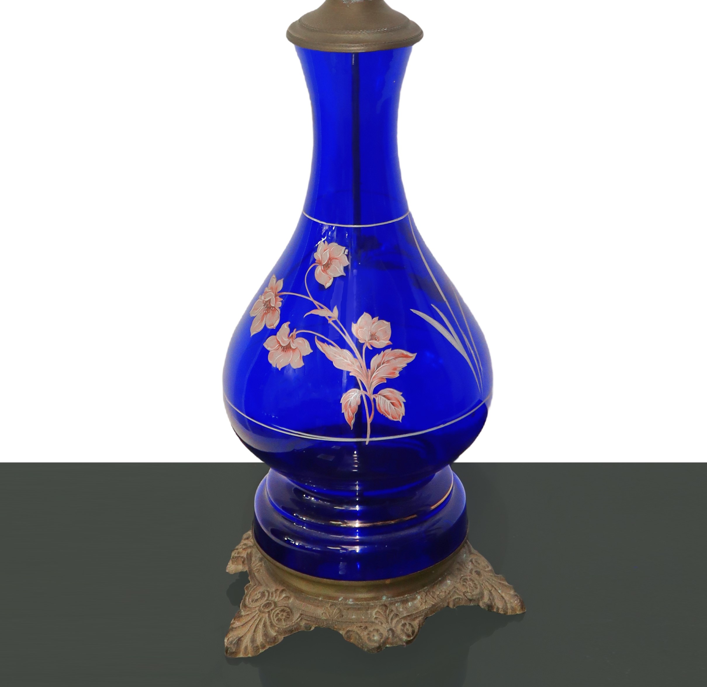 Lume a petrolio in vetro blu dipinto a fiori con diffusore in vetro a palla bulinato